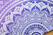 Lade das Bild in den Galerie-Viewer, Collido Mandala Wandtuch aus Indien | 100% Baumwolle | ca. 210x220 cm | Indischer Wandteppich als Überwurf oder Tagesdecke für Couch / Bett Queen Size