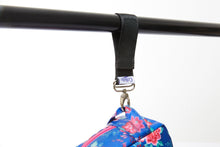 Lade das Bild in den Galerie-Viewer, Collido Kinderwagen-Clips aus Metall | Unsere Kinderwagen-Haken befestigen Ihre Wickeltasche und alles was sonst keinen Platz findet | Ideales Zubehör